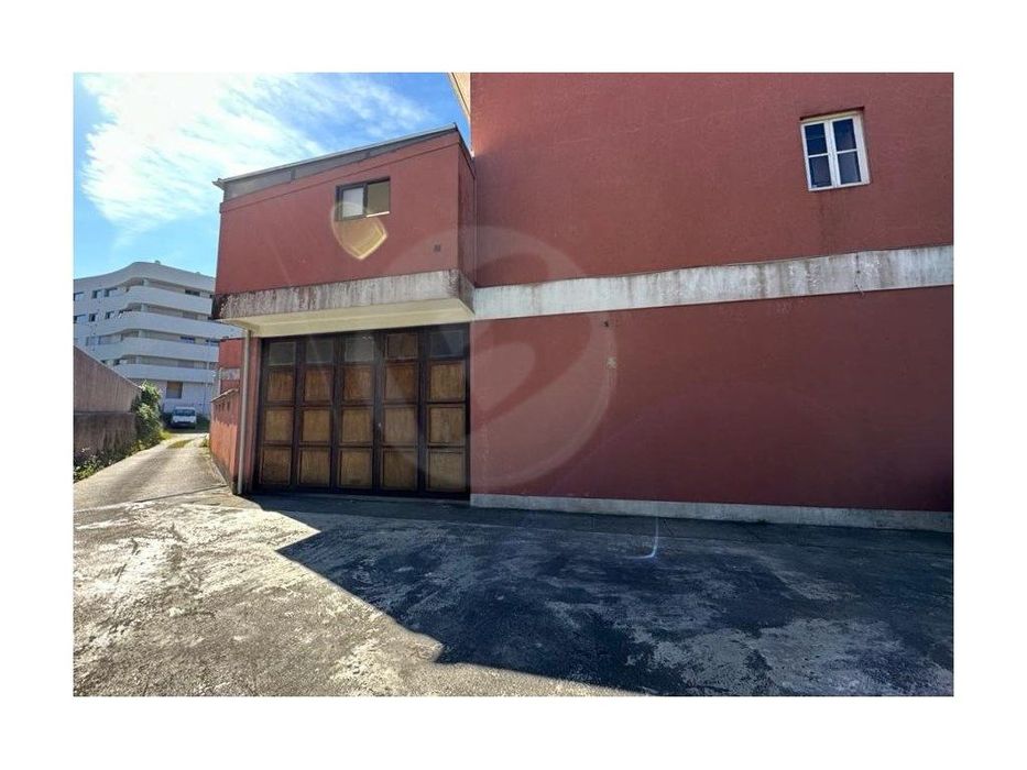 Armazém com Terreno de 2700m2 na Póvoa de Varzim