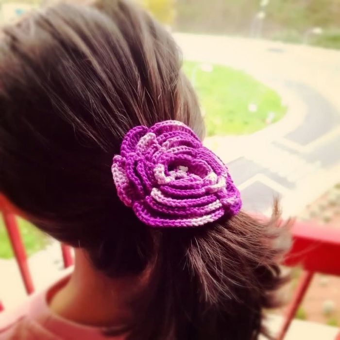 Elástico com flor feito à mão