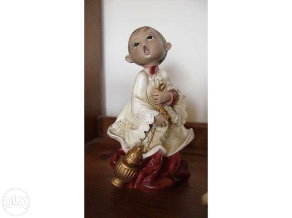 Acólitos de casa de artigos religiosos.