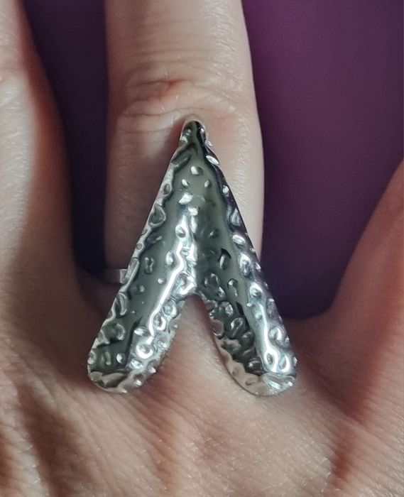 Anel prateado, em aço inoxidável, em forma de coração. Ajustável