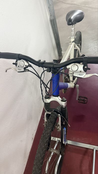 Bicicleta BTWIN azul e branca