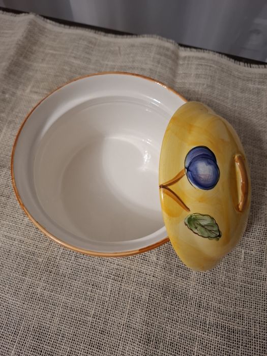 Ceramiczne naczynie z pokrywą
