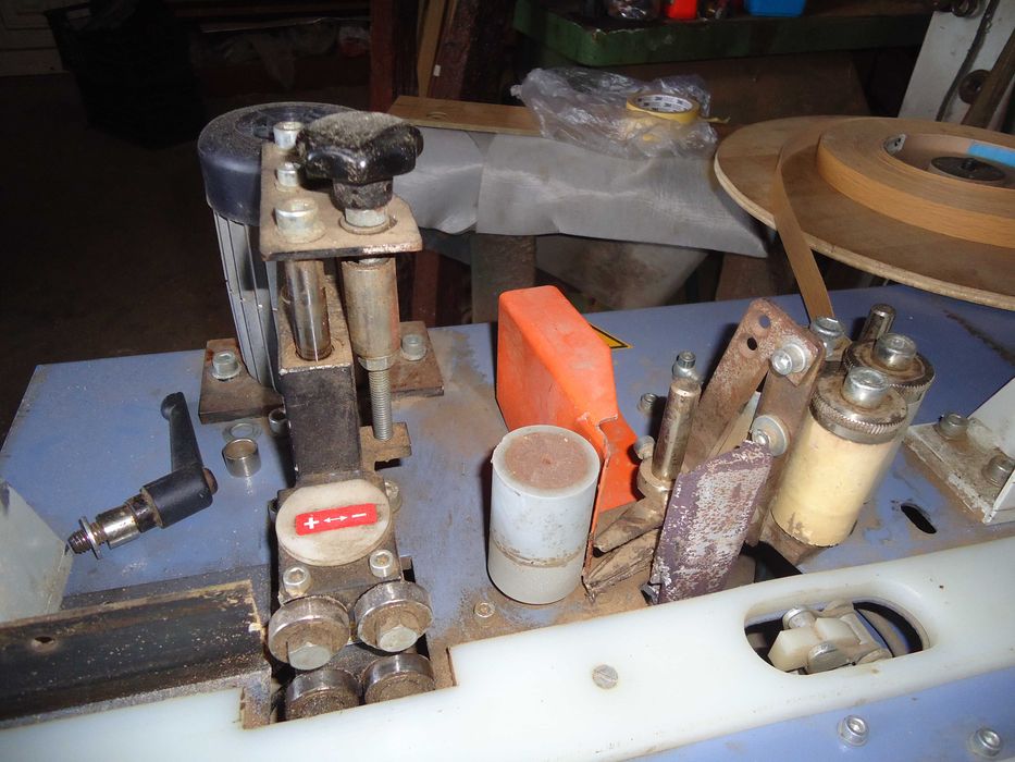 Maquina de folhear cantos em madeira