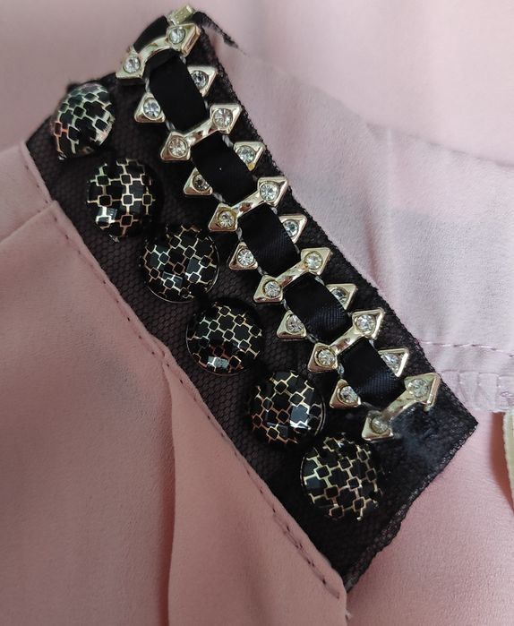 Elegancka koszula z dekoltem V ozdobny kołnierzyk .