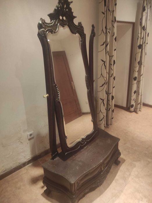 Espelho com base antigo