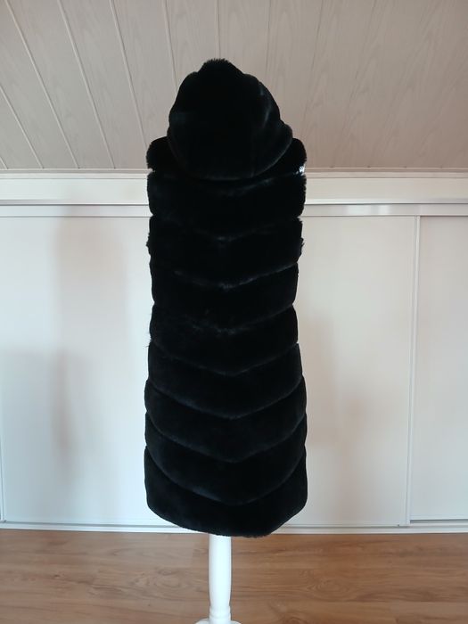 Czarna długa futro kamizelka z kapturem zapinana na zamek