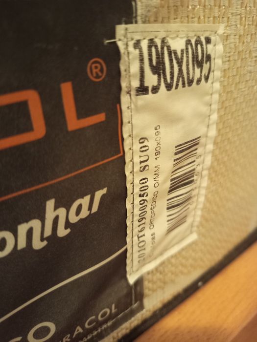 Cama solteiro em madeira com colchão