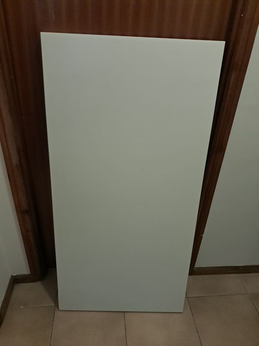 Tampo de mesa ikea branco com os quatros  pés  reguláveis.