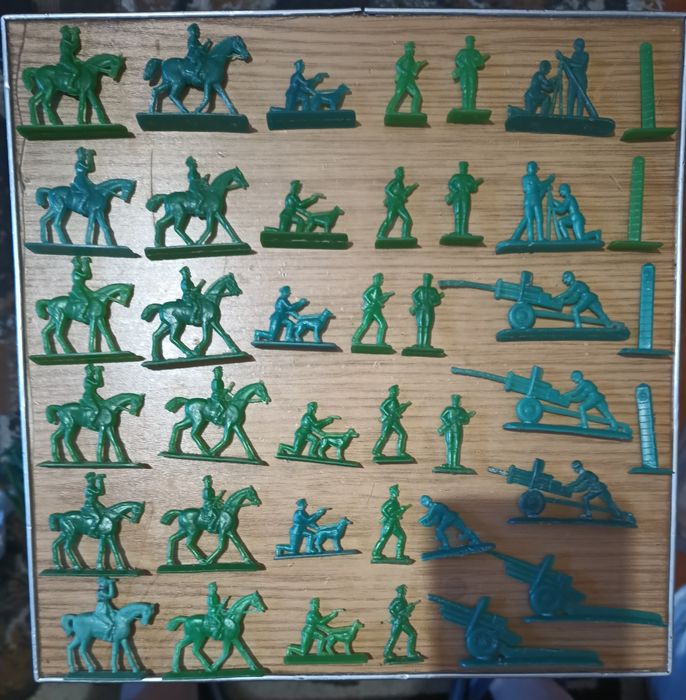 Продам плоских солдатиков СССР, в объявлении не все есть ещё такие же