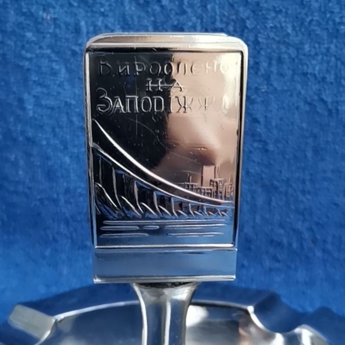 Попільничка з тримачем для сірників.