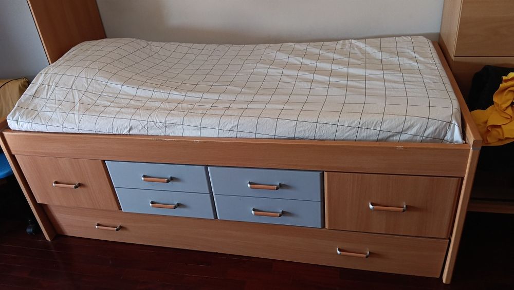 Cama e roupeiro de solteiro