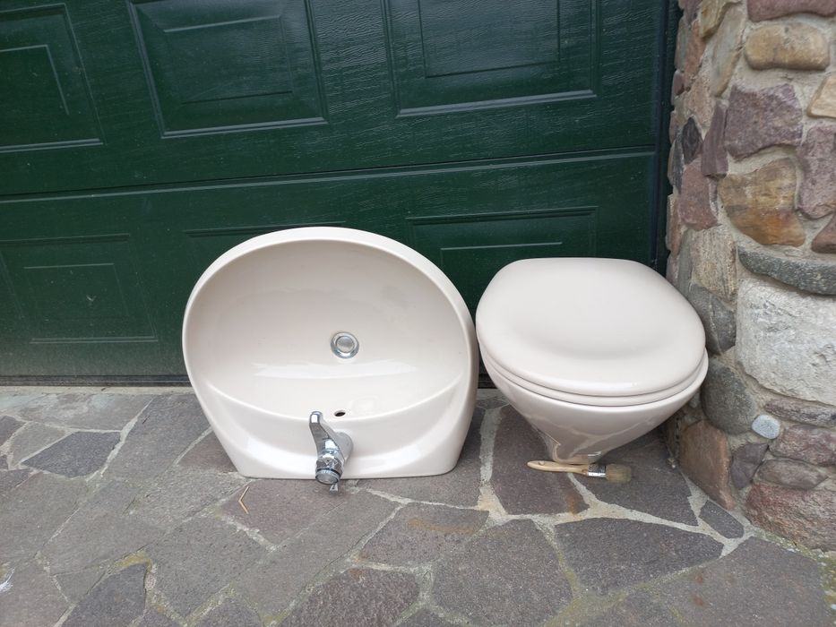 Umywalka  + WC komplet