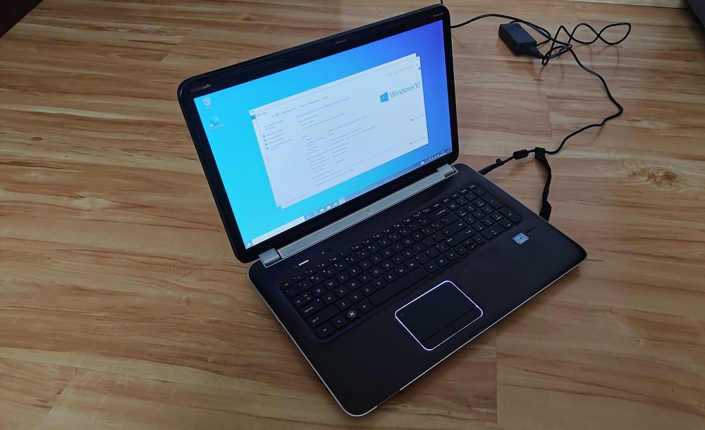 Laptop HP Pavilion 8gb ram 256 GB dysk SSD 17.3 Windows 10