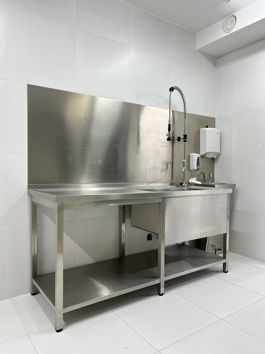 Cola com pia e torneira chuveiro