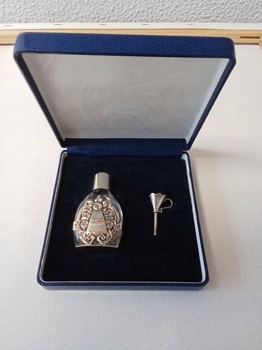 Frasco de perfume em Prata conjunto com estojo