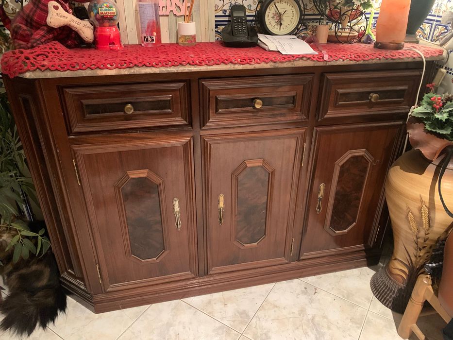 Sapateira com tampo de pedra  de mármore escuro em bom estado