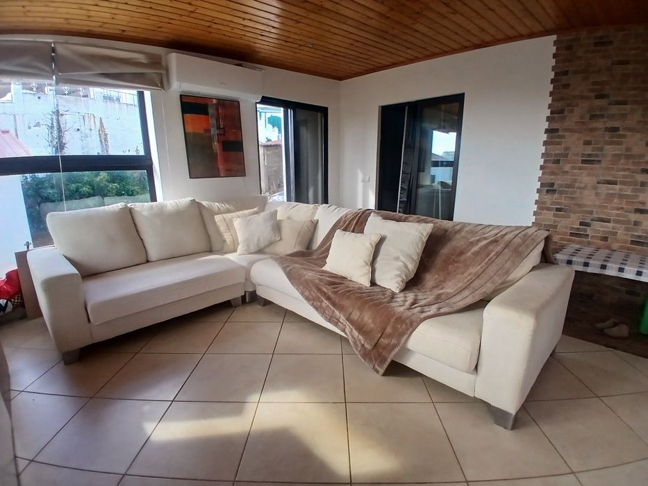 Sofá grande em L em tecido claro – excelente estado
Vendo sofá grande