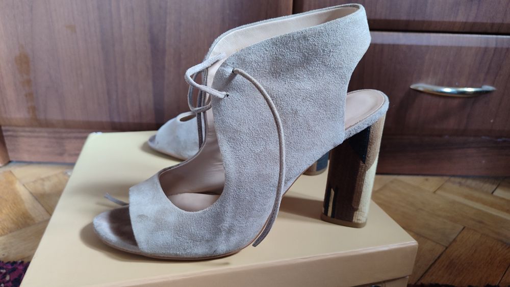 Красивені фірмові босоніжки  Estro