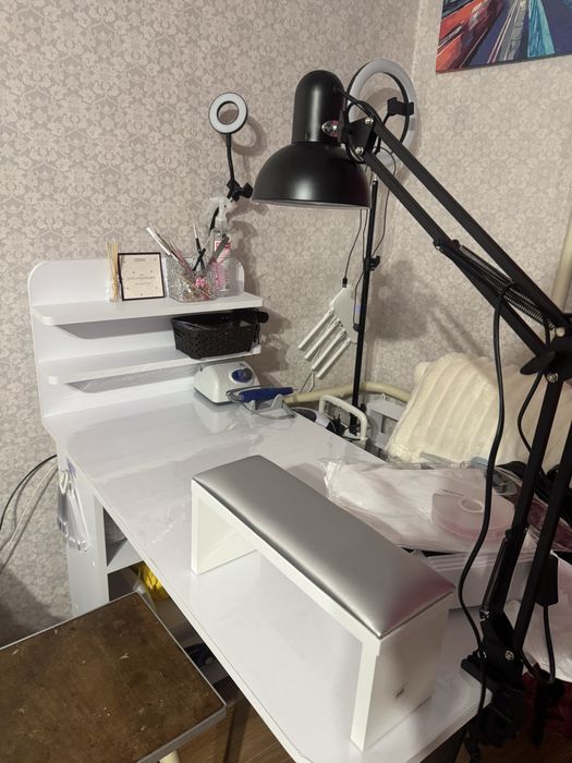 Продам маникюрний стол новый