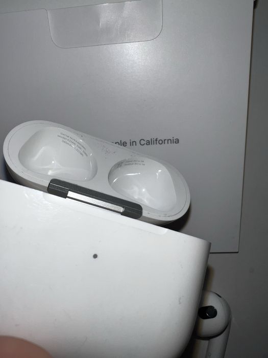 Airpods 3 оригінал (правий навушник хрипить)