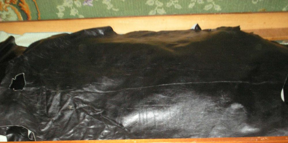 продается  черная  кожа