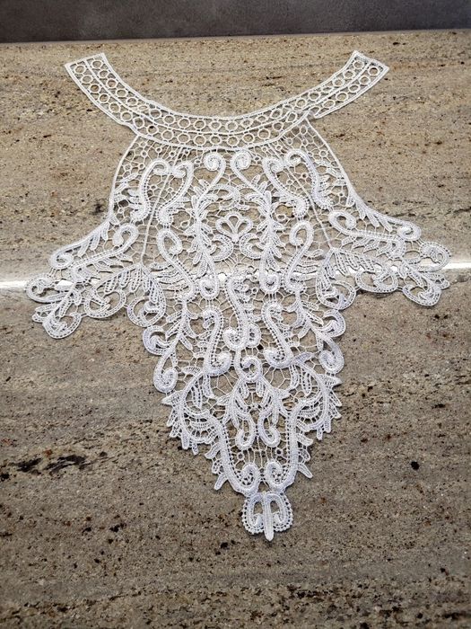 Koronkowa aplikacja dekoracyjna na dekolt 40 cm