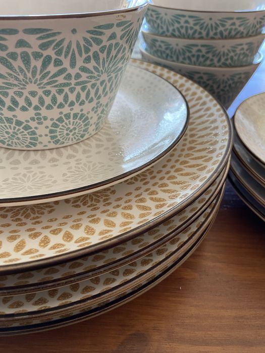 Serviço pratos e tigelas