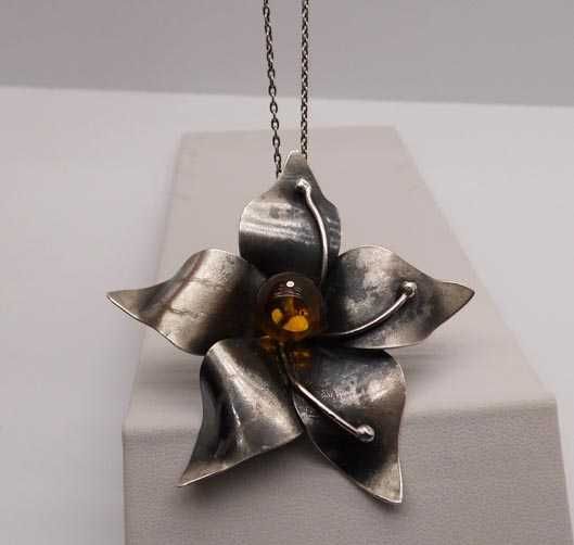 Srebrny broszo wisior z bursztynem kulka