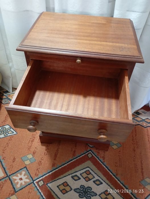 Mesa cabeceira com mesa extensível