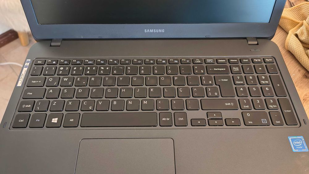 Portátil Samsung 15.6" SSD + HD externo | Ideal para uso básico