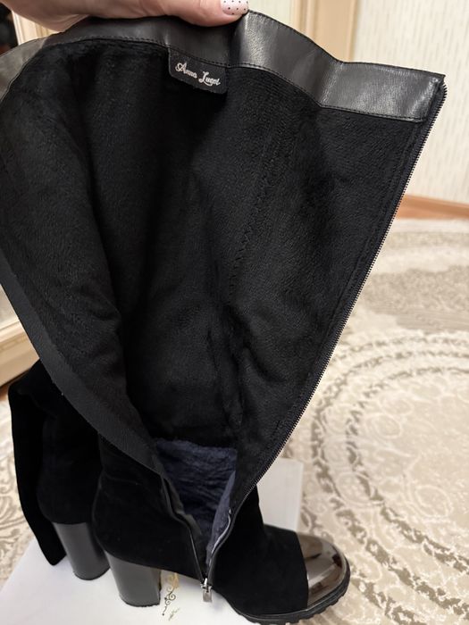 Продам замшевые сапожки Anna Lucci, черного цвета.