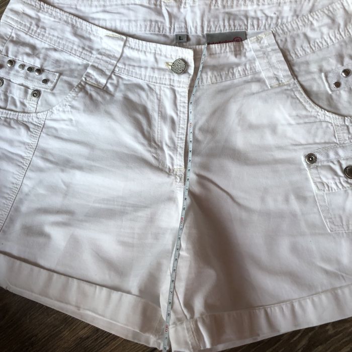Biale krótkie spodenki r.L