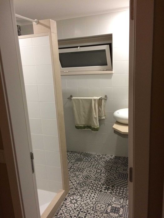 Apartamento com 6 grandes quartos, duas casas de banho completas, sala cozinha em open space.
