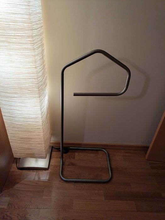 Cabide moderno de metal