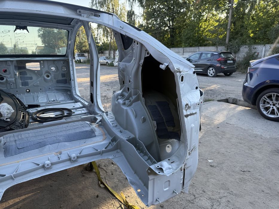 Чверть крило Tesla Model Y