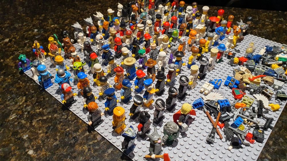 116 oryginalnych figurek lego + akcesoria.