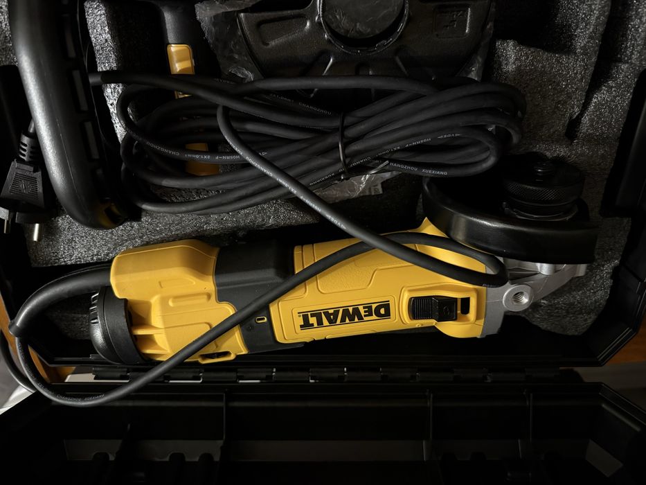 Dewalt DWE4257  Szlifierka kątowa regulacja walizka oraz akcesoria