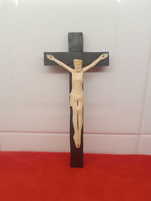 Crucifixo em Madeira com Cristo. 25 cm