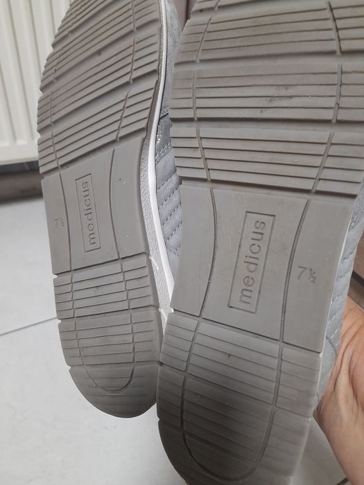 Жіночі туфлі великого розміру.