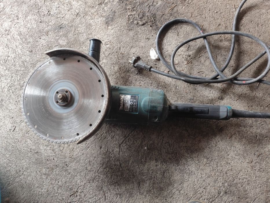 Kątówka Makita GA9020