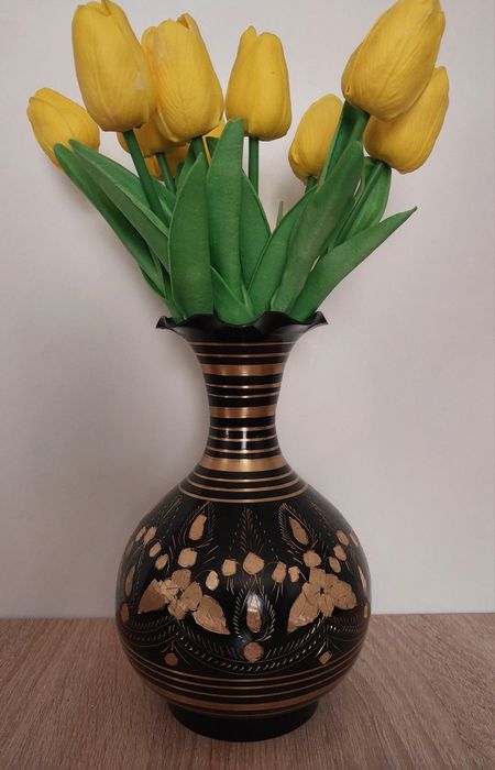 Ręcznie zdobiony wazon metalowy Handmade India Czarny + złoto 22 cm