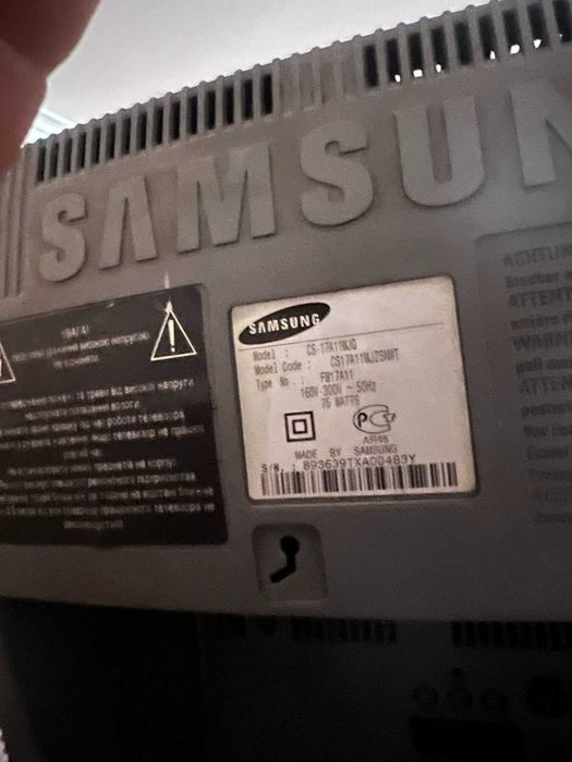 Продам телевизор Samsung + кріплення +Ресивер Т2 ТВ Romsat+2пульта