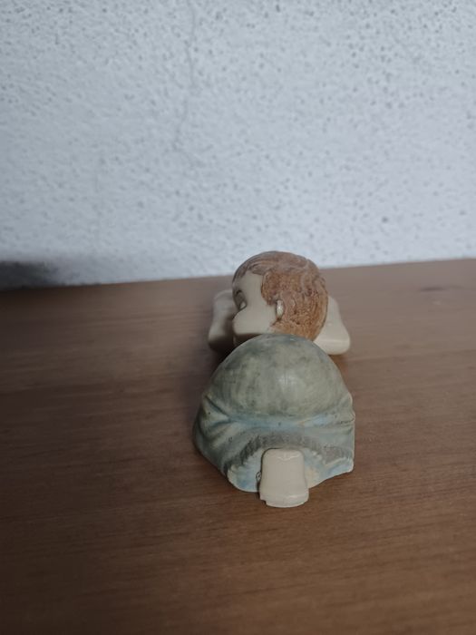 Menino soneca em porcelana biscuit