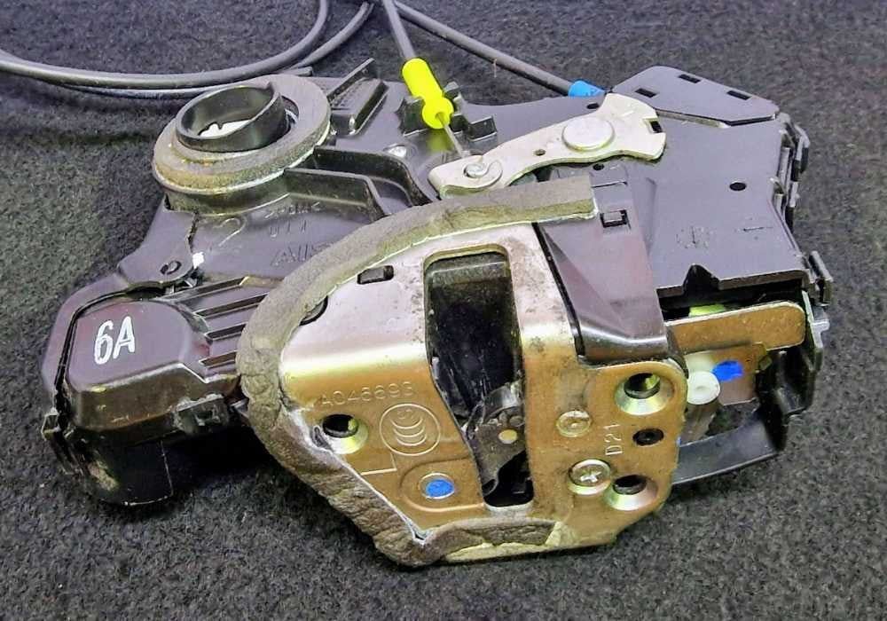 Fechadura / Fecho Porta Frente Esquerdo - TOYOTA AURIS