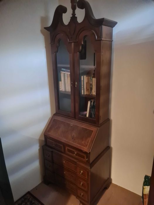 Escrivaninha alta com estante para livros