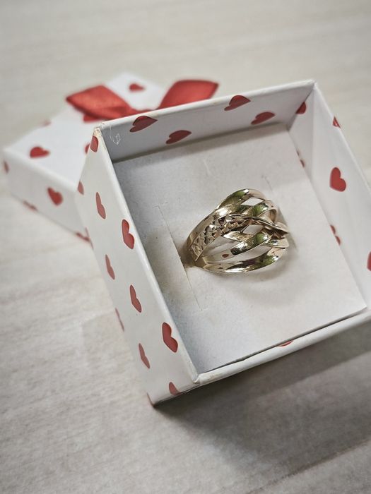 Złoty pierścionek przeplatany diamentowany pr585