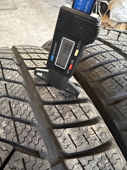 Резина зимная.   Continental.   235.45.18    Romania