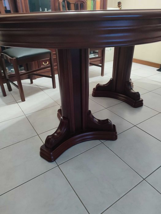 Mesa de sala mais seis cadeiras
