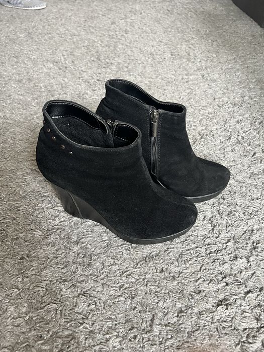 Жіночі демісезонні замшеві черевики на танкетці