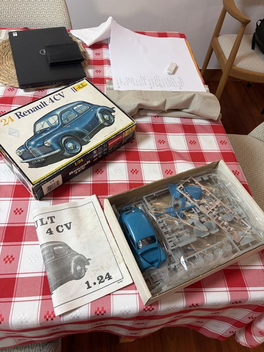 Maquete Heller Renault 4CV 1:24 Vintage - Completa